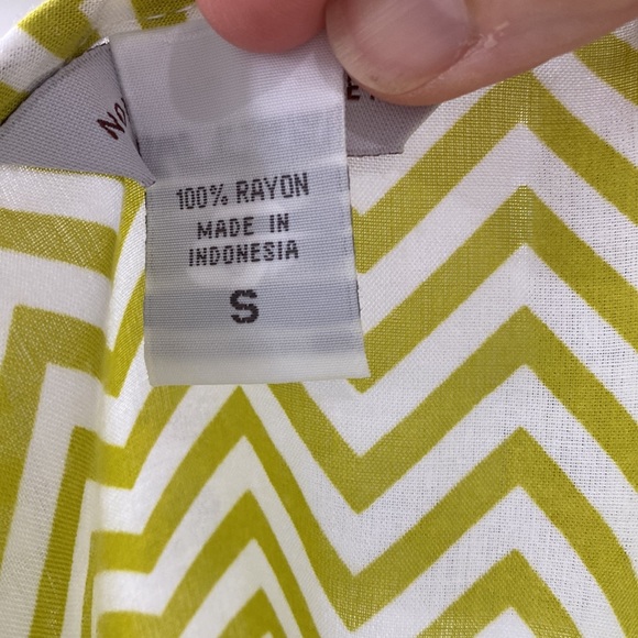 Nomadic Traders green and white chevron tunic with 3/4 sleeve, asymmetrical hem - Picture 11 of 12